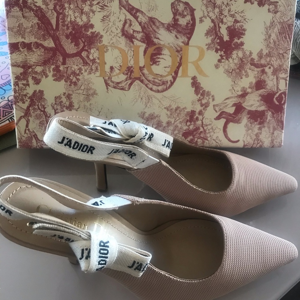 Christian Dior Textured Nuetral pumps